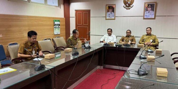 Staf Ahli Gubernur Bidang Ekonomi dan Pembangunan, Rusma Khazairin mewakili Gubernur Kalsel mengikuti rapat koordinasi pengendalian inflasi