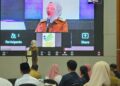 Asisten Bidang Pemerintahan dan Kesra Setdaprov Kalimantan Selatan, Hj Galuh Tantri Narindra saat membacakan sambutan tertulis Plh Sekdaprov Kalsel pada pembukaan rapat koordinasi (Rakor) perkembangan pelaksanaan pembangunan sekolah rakyat (SR) di Kalsel