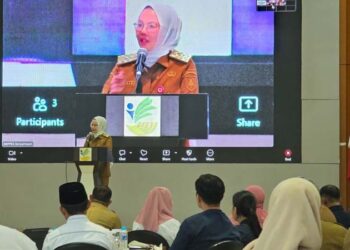 Asisten Bidang Pemerintahan dan Kesra Setdaprov Kalimantan Selatan, Hj Galuh Tantri Narindra saat membacakan sambutan tertulis Plh Sekdaprov Kalsel pada pembukaan rapat koordinasi (Rakor) perkembangan pelaksanaan pembangunan sekolah rakyat (SR) di Kalsel
