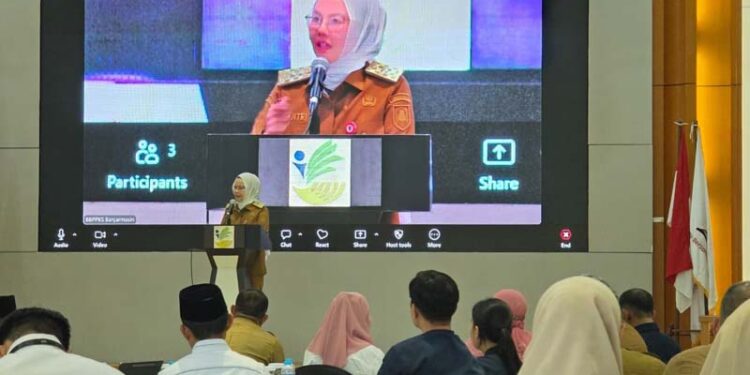 Asisten Bidang Pemerintahan dan Kesra Setdaprov Kalimantan Selatan, Hj Galuh Tantri Narindra saat membacakan sambutan tertulis Plh Sekdaprov Kalsel pada pembukaan rapat koordinasi (Rakor) perkembangan pelaksanaan pembangunan sekolah rakyat (SR) di Kalsel