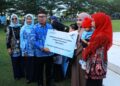 Sekdaprov Kalimantan Selatan, HM Syarifuddin disela upacara peringatan Hari Keluarga Nasional (Harganas) tahu 2026 saat menyerahkan bantuan untuk mencegah stunting