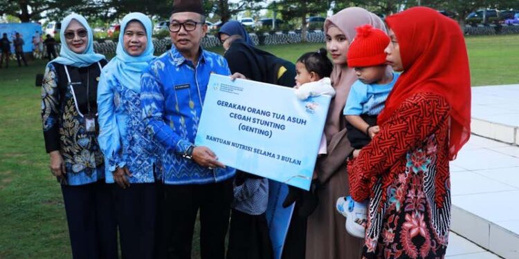 Sekdaprov Kalimantan Selatan, HM Syarifuddin disela upacara peringatan Hari Keluarga Nasional (Harganas) tahu 2026 saat menyerahkan bantuan untuk mencegah stunting
