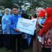 Sekdaprov Kalimantan Selatan, HM Syarifuddin disela upacara peringatan Hari Keluarga Nasional (Harganas) tahu 2026 saat menyerahkan bantuan untuk mencegah stunting