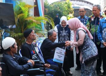 Ketua Tim Penggerak PKK Provinsi Kalimantan Selatan, Hj Fathul Jannah Muhidin saat menyerahkan bantuan untuk lansia, disela peringatan Hari Lanjut Usia Nasional (HLUN) ke-30 ahun 2026