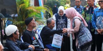 Ketua Tim Penggerak PKK Provinsi Kalimantan Selatan, Hj Fathul Jannah Muhidin saat menyerahkan bantuan untuk lansia, disela peringatan Hari Lanjut Usia Nasional (HLUN) ke-30 ahun 2026