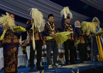 WAGUB Kalsel Hasnuryadi Sulaiman dan Bupati Kotabaru H Muhammad Rusli saat menghadiri malam puncak HUT ke-76 Kotabaru di Wisata Siring Laut.