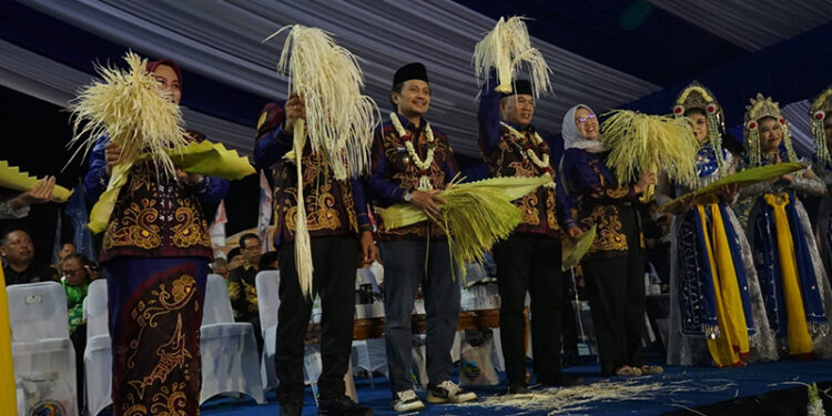 WAGUB Kalsel Hasnuryadi Sulaiman dan Bupati Kotabaru H Muhammad Rusli saat menghadiri malam puncak HUT ke-76 Kotabaru di Wisata Siring Laut.