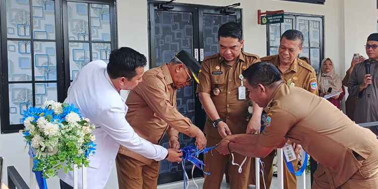 BUPATI Kotabaru H Muhammad Rusli memoting pita peresemian ruangan pelayanan kemoterapi baru di ruangan sitotoksik RSUD Pangeran Jaya Sumitra.