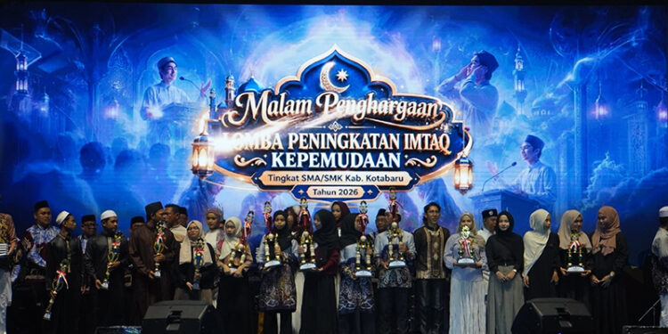 PARA pemenang Lomba Peningkatan Imtaq Kepemudaan Kabupaten Kotabaru berfoto bersama.