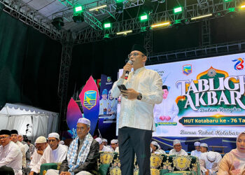 WABUP Kotabaru Syairi Mukhlis saat membuka kegiatan tabligh akbar di Siring Laut, Jumat (5/6) malam.
