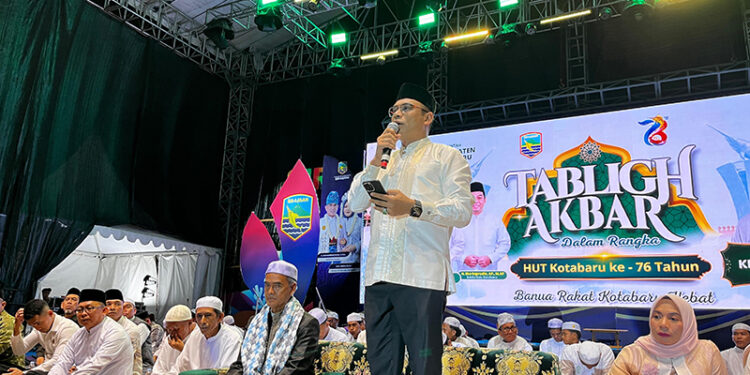 WABUP Kotabaru Syairi Mukhlis saat membuka kegiatan tabligh akbar di Siring Laut, Jumat (5/6) malam.