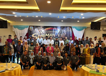 STAF Ahli Bupati Kotabaru H Akhmad Rajudinoor berfto bersama saat pembukaan Musen ke-8 Dewan Kesenian Kotabaru di Ballroom Hotel Grand Surya.