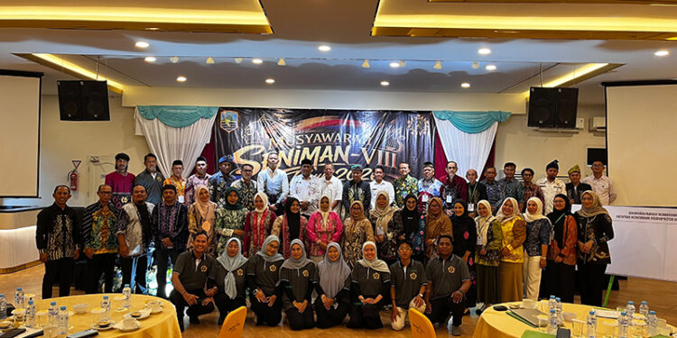STAF Ahli Bupati Kotabaru H Akhmad Rajudinoor berfto bersama saat pembukaan Musen ke-8 Dewan Kesenian Kotabaru di Ballroom Hotel Grand Surya.