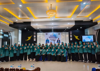 KADER PKK Kotabaru berfoto bersama usai Lomba Masak Serba Ikan di Aula Paris Barantai.