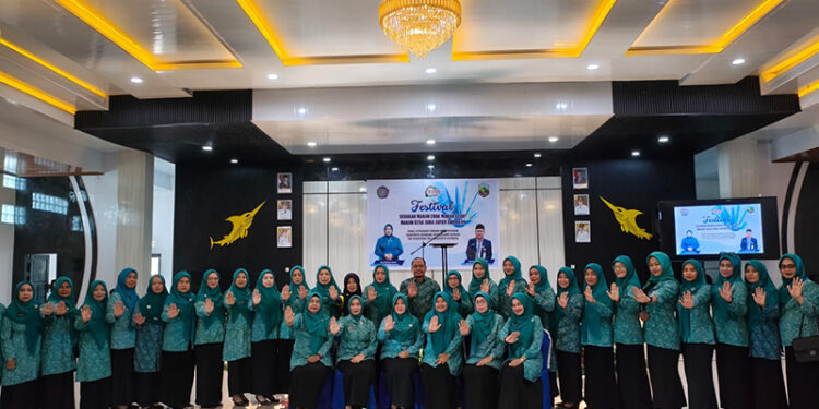 KADER PKK Kotabaru berfoto bersama usai Lomba Masak Serba Ikan di Aula Paris Barantai.