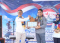 SEKDA Kotabaru H Eka Saprudin menerima cinderamata saat penutupan kegiatan ERB Tahun 2026 di Kecamatan Pulau Laut Timur, Minggu (14/6).