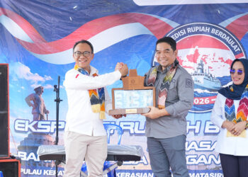 SEKDA Kotabaru H Eka Saprudin menerima cinderamata saat penutupan kegiatan ERB Tahun 2026 di Kecamatan Pulau Laut Timur, Minggu (14/6).