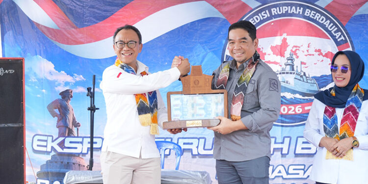 SEKDA Kotabaru H Eka Saprudin menerima cinderamata saat penutupan kegiatan ERB Tahun 2026 di Kecamatan Pulau Laut Timur, Minggu (14/6).