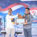 SEKDA Kotabaru H Eka Saprudin menerima cinderamata saat penutupan kegiatan ERB Tahun 2026 di Kecamatan Pulau Laut Timur, Minggu (14/6).
