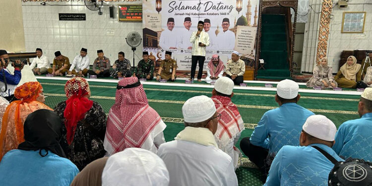 PEMKAB Kotabaru saat menyambut kedatangan Jamaah Haji Kloter 13.