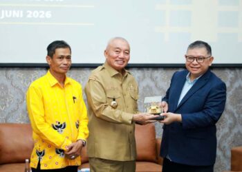 GUBERNUR Kalimantan Selatan H Muhidin menyerahkan cinderamata kepada Jaksa Agung Muda Perdata dan Tata Usaha Negara (Jamatun) Dr R Narendra Jatna, di sela seminar Academic Engagement dalam rangka pembentukan Adhyaksa Chamber tahun 2026 di ULM.
