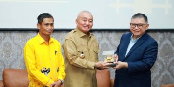 GUBERNUR Kalimantan Selatan H Muhidin menyerahkan cinderamata kepada Jaksa Agung Muda Perdata dan Tata Usaha Negara (Jamatun) Dr R Narendra Jatna, di sela seminar Academic Engagement dalam rangka pembentukan Adhyaksa Chamber tahun 2026 di ULM.