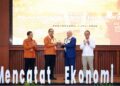 Gubernur Kalimantan Selatan, H Muhidin saat menerima cinderamata dari Inspektur Utama Badan Pusat Statistik (BPS) RI, Dadang Hardiwan disela pencanangan Sensus Ekonomi tahun 2026