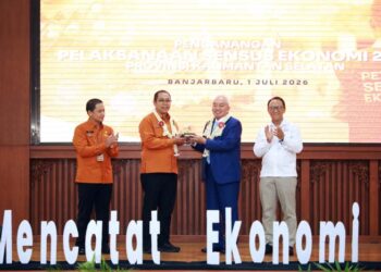 Gubernur Kalimantan Selatan, H Muhidin saat menerima cinderamata dari Inspektur Utama Badan Pusat Statistik (BPS) RI, Dadang Hardiwan disela pencanangan Sensus Ekonomi tahun 2026