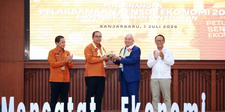 Gubernur Kalimantan Selatan, H Muhidin saat menerima cinderamata dari Inspektur Utama Badan Pusat Statistik (BPS) RI, Dadang Hardiwan disela pencanangan Sensus Ekonomi tahun 2026