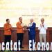 Gubernur Kalimantan Selatan, H Muhidin saat menerima cinderamata dari Inspektur Utama Badan Pusat Statistik (BPS) RI, Dadang Hardiwan disela pencanangan Sensus Ekonomi tahun 2026