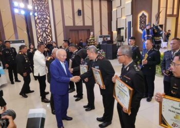 Gubernur Kalimantan Selatan, H Muhidin saat menyampaikan ucapan selamat kepada anggota Polri di lingkungan Polda Kalsel yang menerim penghargaan disela peringatan Hari Bhayangkara ke-80 tahun 2026