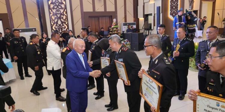 Gubernur Kalimantan Selatan, H Muhidin saat menyampaikan ucapan selamat kepada anggota Polri di lingkungan Polda Kalsel yang menerim penghargaan disela peringatan Hari Bhayangkara ke-80 tahun 2026