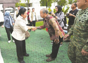 Sekdaprov Kalimantan Selatan, HM Syarifuddin saat menyambut kunjungan kerja spesifik Ketua Komisi IV DPR RI, Hj Siti Hediati Soeharto atau Titiek Soeharto di VIP Room Pemprov Kalsel, di Banjarbaru