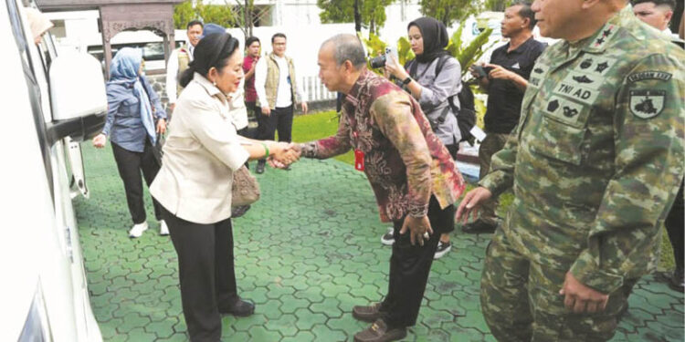 Sekdaprov Kalimantan Selatan, HM Syarifuddin saat menyambut kunjungan kerja spesifik Ketua Komisi IV DPR RI, Hj Siti Hediati Soeharto atau Titiek Soeharto di VIP Room Pemprov Kalsel, di Banjarbaru