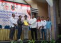 WAKIL Gubernur (Wagub) Kalimantan Selatan, H Hasnuryadi Sulaiman saat menerima amanah untuk memimpin KONI Kalsel lima tahun kedepan yang diserahkan Ketua Umum KONI Provinsi Kalsel periode 2015-2026, H Bambang Heri Purnama, disela Musyawarah Olahraga Provinsi (Musorprov) KONI Provinsi Kalimantan Selatan 2026.