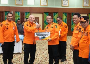 GUBERNUR Kalimantan Selatan H Muhidin didampingi Kepala BPBD Provinsi Kalsel Ronny Eka Saputra di sela Rapat Koordinasi (Rakor) Karhutla tahun 2026 menyerahkan bantuan alat pemadam kebakaran kepada empat daerah di Kalsel.