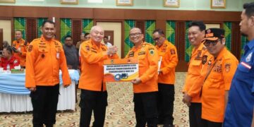 GUBERNUR Kalimantan Selatan H Muhidin didampingi Kepala BPBD Provinsi Kalsel Ronny Eka Saputra di sela Rapat Koordinasi (Rakor) Karhutla tahun 2026 menyerahkan bantuan alat pemadam kebakaran kepada empat daerah di Kalsel.