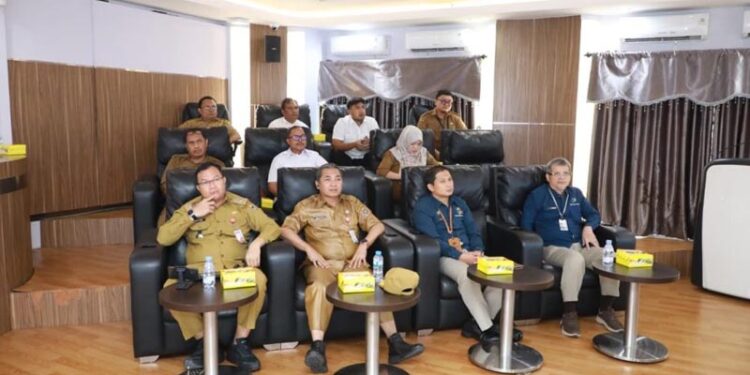 Staf Ahli Bidang Ekonomi dan Pembangunan, Rusma Khazairin didampingi Kepala Biro Perekonomian, Eddy Elminsyah Jaya saat mengikuti rapat koordinasi pengendalian inflasi di daerah secara virtual, di Command Center Setdaprov Kalsel di Banjarbaru