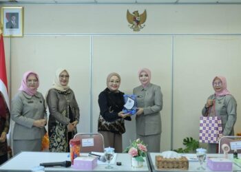 Ketua Badan Kerjasama Organisasi Wanita (BKOW) Provinsi Kalimantan Selatan, drg Hj Ellyana Trisya Hasnuryadi saling bertukar plakat dan cinderamata dengan Ketua BKOW DKI Jakarta, Dewi Indriati Rana Karno, disela studi komparatif BKOW Kalsel.
