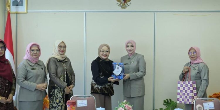 Ketua Badan Kerjasama Organisasi Wanita (BKOW) Provinsi Kalimantan Selatan, drg Hj Ellyana Trisya Hasnuryadi saling bertukar plakat dan cinderamata dengan Ketua BKOW DKI Jakarta, Dewi Indriati Rana Karno, disela studi komparatif BKOW Kalsel.
