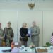 Ketua Badan Kerjasama Organisasi Wanita (BKOW) Provinsi Kalimantan Selatan, drg Hj Ellyana Trisya Hasnuryadi saling bertukar plakat dan cinderamata dengan Ketua BKOW DKI Jakarta, Dewi Indriati Rana Karno, disela studi komparatif BKOW Kalsel.