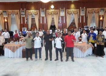Wakil Gubernur (Wagub) Kalimantan Selatan, Hasnuryadi Sulaiman berfoto bersama usai pelantikan pengurus provinsi (Pengprov) Perkumpulan Sambo Indonesia (PERSAMBI) Kalsel masa bakti 2026-2030 di Banjarmasin