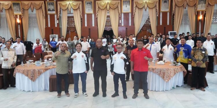Wakil Gubernur (Wagub) Kalimantan Selatan, Hasnuryadi Sulaiman berfoto bersama usai pelantikan pengurus provinsi (Pengprov) Perkumpulan Sambo Indonesia (PERSAMBI) Kalsel masa bakti 2026-2030 di Banjarmasin