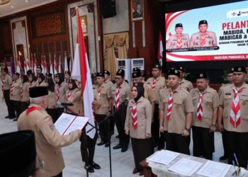 Ketua Majelis Pembimbing Daerah (Mabida) Gerakan Pramuka Provinsi Kalimantan Selatan, H Muhidin saat melantik Ketua Kwarda Gerakan Pramuka Kalsel, Hj Fathul Jannah Muhidin dan pengurus lainnya di Banjarmasin