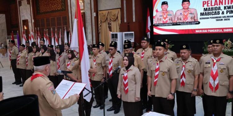 Ketua Majelis Pembimbing Daerah (Mabida) Gerakan Pramuka Provinsi Kalimantan Selatan, H Muhidin saat melantik Ketua Kwarda Gerakan Pramuka Kalsel, Hj Fathul Jannah Muhidin dan pengurus lainnya di Banjarmasin