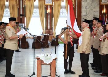 KETUA Kwartir Nasional (Kwarnas) Gerakan Pramuka, Komjen Pol (Purn) Budi Waseso (Buwas) ketika melantik Gubernur Kalimantan Selatan, H Muhidin sebagai Ketua Majelis Pembimbing Daerah (Mabida) Gerakan Pramuka Kalsel bersama anggota Mabida lainnya.