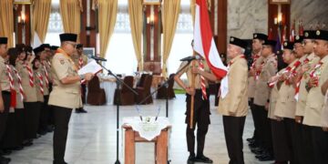 KETUA Kwartir Nasional (Kwarnas) Gerakan Pramuka, Komjen Pol (Purn) Budi Waseso (Buwas) ketika melantik Gubernur Kalimantan Selatan, H Muhidin sebagai Ketua Majelis Pembimbing Daerah (Mabida) Gerakan Pramuka Kalsel bersama anggota Mabida lainnya.