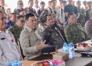 WAKIL Gubernur Kalimantan Selatan, H Hasnuryadi Sulaiman mendampingi Menko Polkam Jenderal TNI (Purn) Djamari Chaniago saat meninjau Pos Pantau kesiapsiagaan kebakaran hutan dan lahan (Karhutla) Pengayuan Liang Anggang.