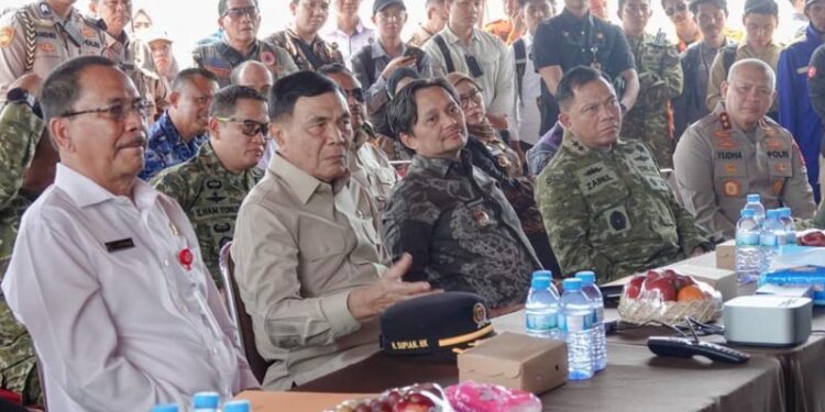 WAKIL Gubernur Kalimantan Selatan, H Hasnuryadi Sulaiman mendampingi Menko Polkam Jenderal TNI (Purn) Djamari Chaniago saat meninjau Pos Pantau kesiapsiagaan kebakaran hutan dan lahan (Karhutla) Pengayuan Liang Anggang.