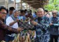 Gubernur Kalimantan Selatan, H Muhidin ketika meninjau stan produk unggulan hasil hutan dari berbagai Kesatuan Pengelolaan Hutan (KPH) se-Kalsel